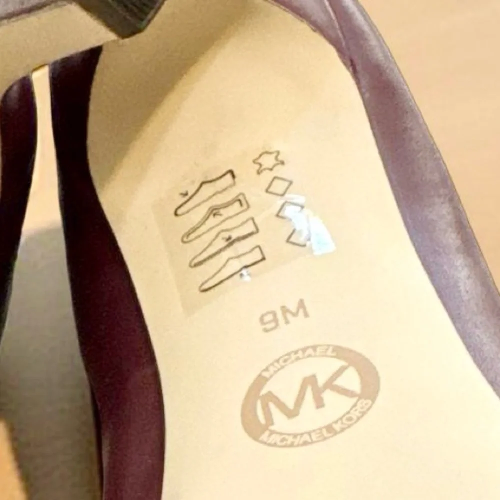 Michael Kors Genuine NWOT Antoinette Leather Pump burgundy SZ/9 Gold MK logo